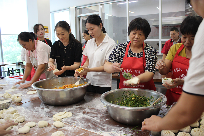 縣婦聯(lián)開展“濃情中秋 歡聚‘食’刻”睦鄰美食節(jié)活動