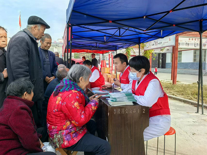 河南省健康委員會組織河南大學第一附屬醫(yī)院醫(yī)療服務隊到莊子鎮(zhèn)召開“健康促進321巡講”現(xiàn)場交流會