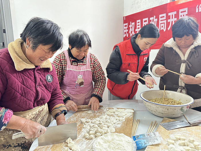 雙塔鎮(zhèn)社工站“濃濃餃子香，暖暖冬至情”主題活動